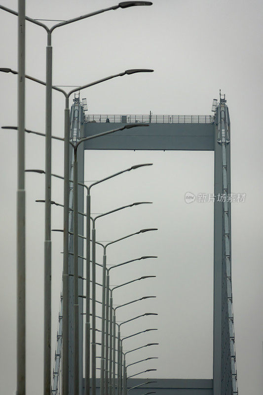 Fatih Sultan Mehmet Bridge和Fog，伊斯坦布尔，火鸡